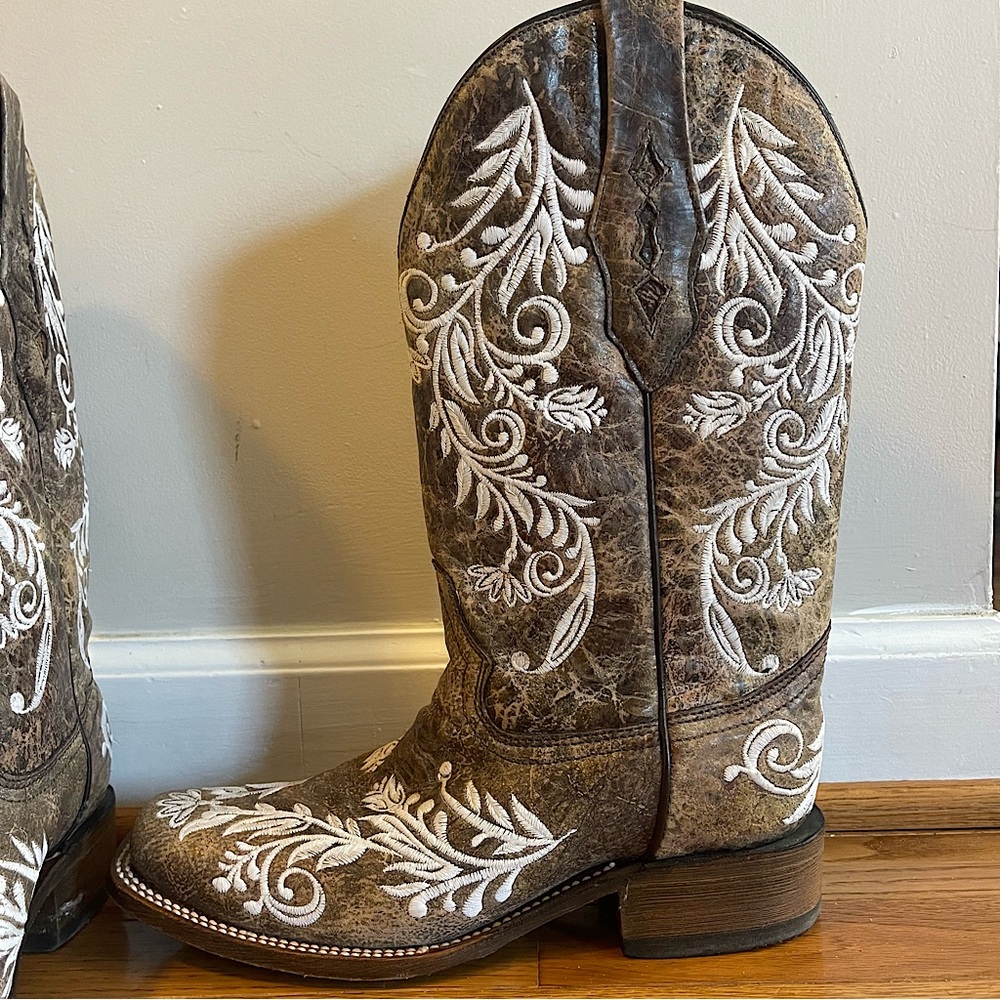 A4063 - WOMEN'S GLOW IN THE DARK WHITE EMBROIDERY BROWN SQUARE TOE COWBOY BOOT